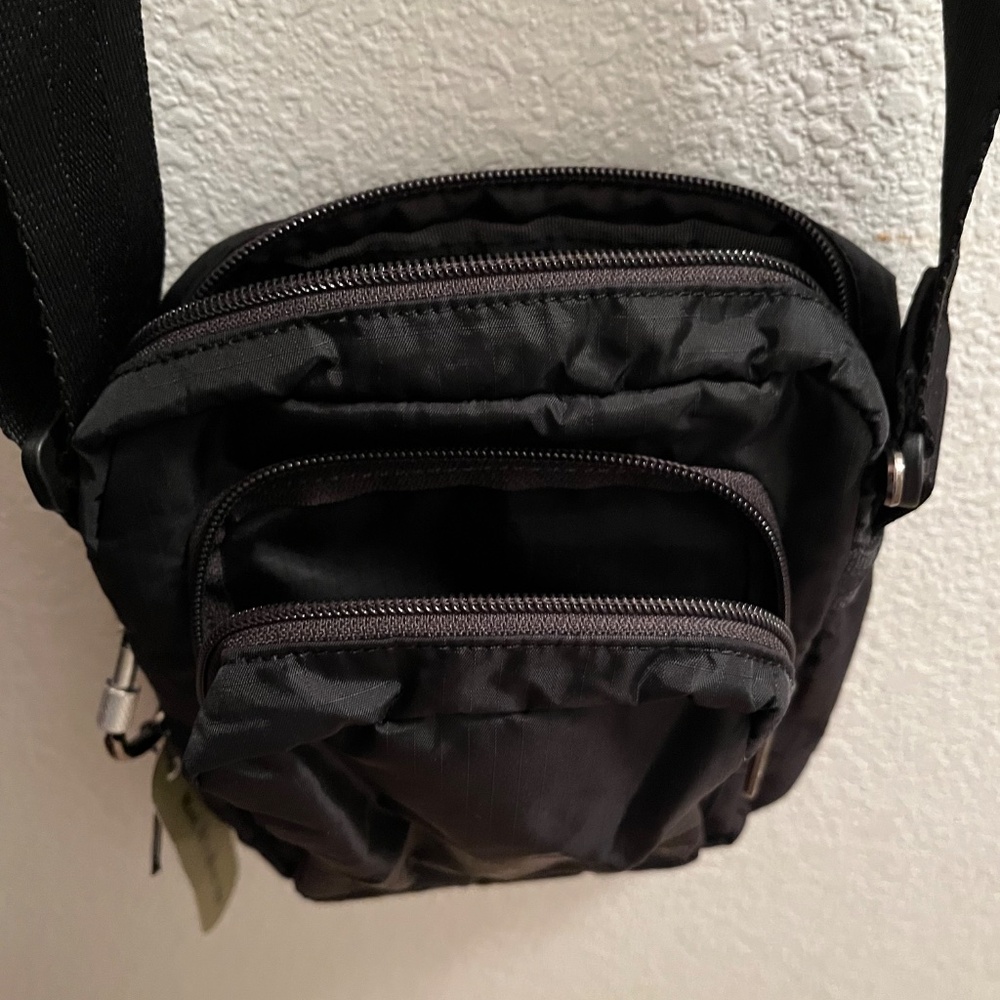 NWT Lesportsac travel pouch with adjustable shoulder strap - Picture 2 of 6